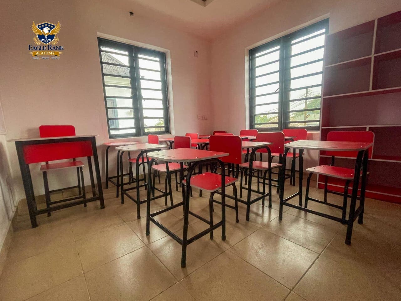 A classroom lined with a reading bookshelf and study desks